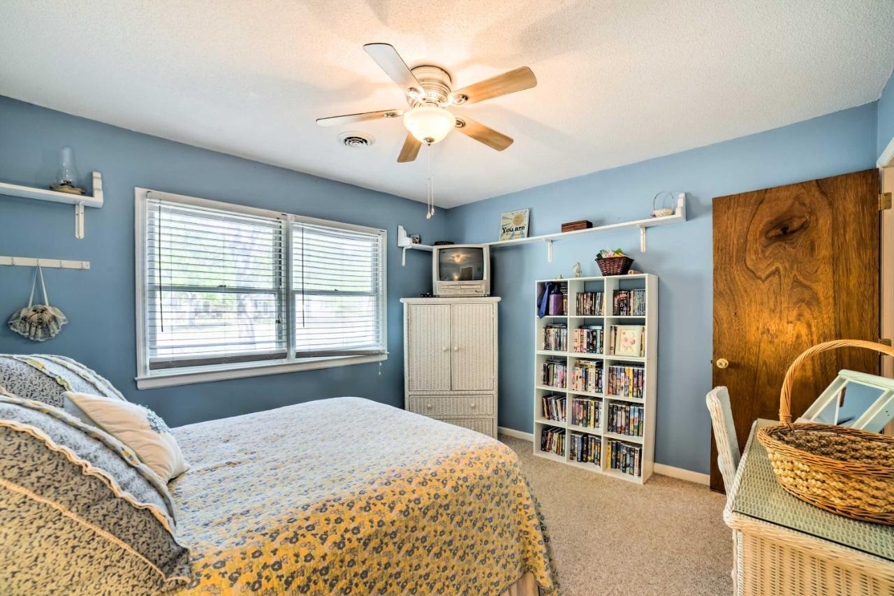 Oak Island Home With Fenced Yard, Walk To Long Beach Eksteriør bilde